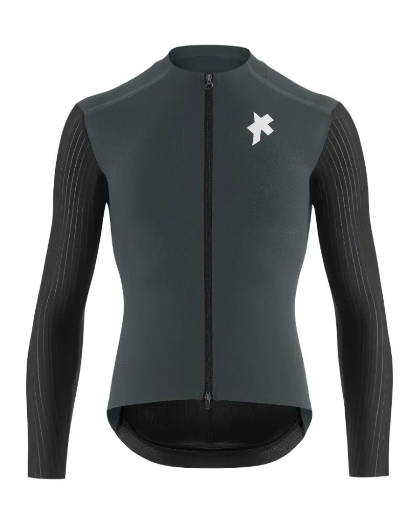 Maillot de ciclismo de manga larga en gris oscuro con rayas finas negras en las mangas, cremallera delantera y un logotipo blanco con forma de estrella en el lado izquierdo del pecho; ideal para salidas en entretiempo, ya que ofrece una protección ultraligera inspirada en la línea ASSOS EQUIPE ThermoBooster.
