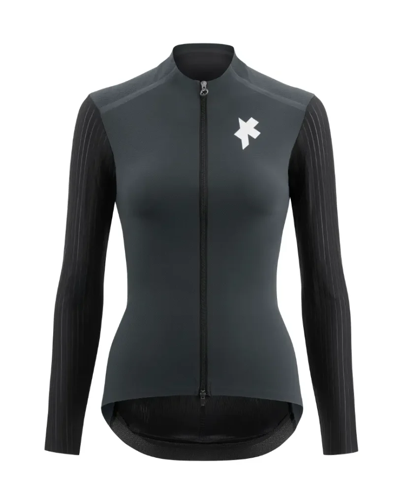 Maillot de ciclismo negro de manga larga con cremallera delantera y logotipo de estrella blanca en el lado izquierdo del pecho, diseñado para salidas en entretiempo, que ofrece una protección ultraligera inspirada en el ASSOS EQUIPE ThermoBooster. Se presenta sobre un fondo liso.