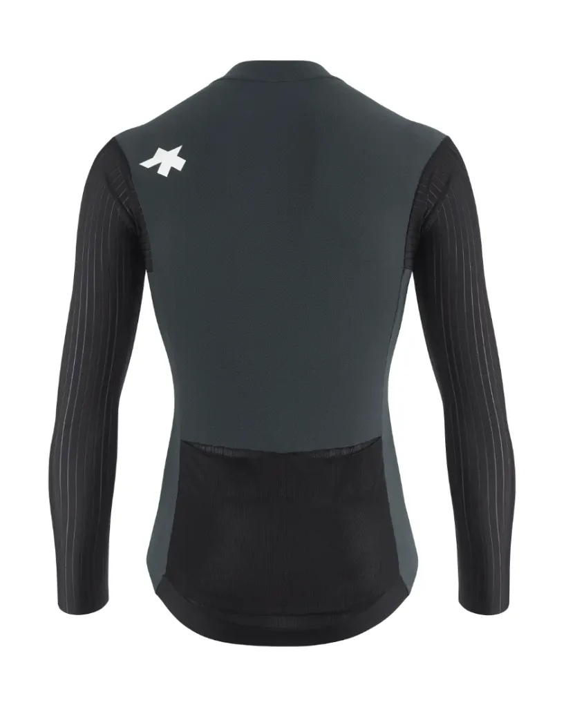 Maillot de ciclismo de manga larga en negro y gris, visto desde atrás, con un logotipo blanco en el hombro y bolsillos de malla en la parte baja de la espalda; ideal para salidas en entretiempo en las que necesitas una protección ultraligera similar a la del ASSOS EQUIPE ThermoBooster.