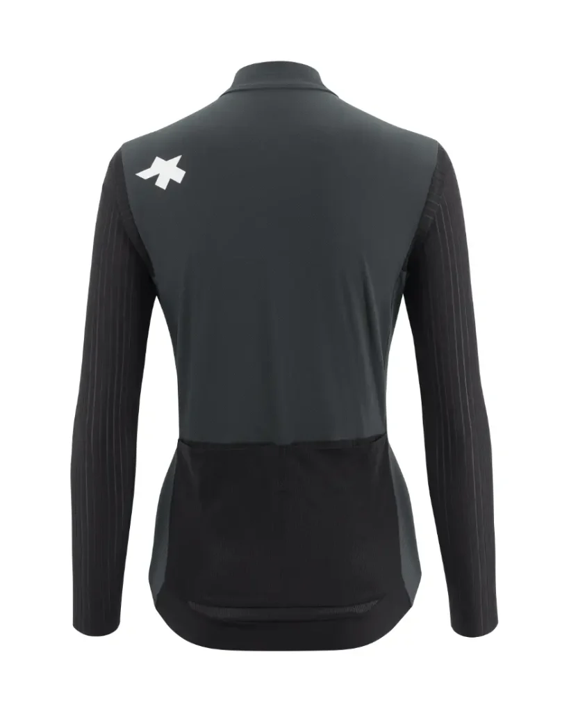 Un maillot de ciclismo negro de manga larga visto desde atrás, con tres bolsillos traseros y un logotipo blanco en la parte superior del hombro izquierdo. Diseñado como una prenda de la gama ASSOS EQUIPE ThermoBooster, ofrece una protección ultraligera ideal para las salidas en entretiempo.