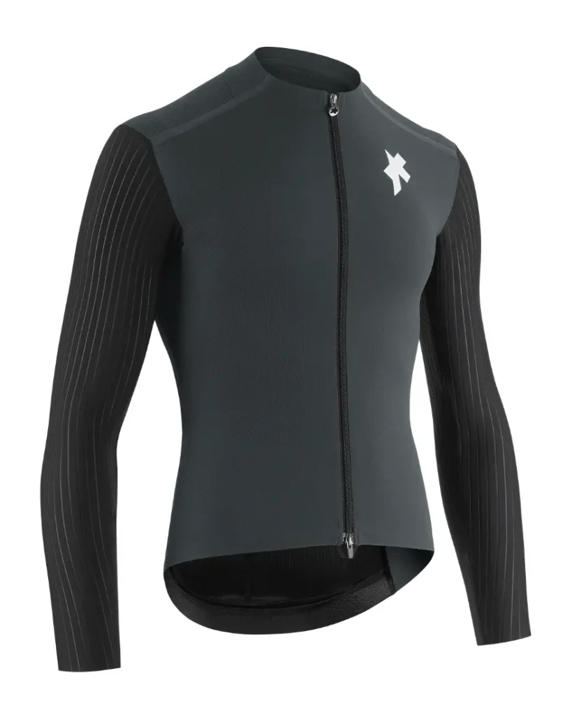 Maillot de ciclismo negro de manga larga con mangas a rayas, cremallera frontal completa y un logotipo blanco en el lado izquierdo del pecho, que ofrece una protección ultraligera ideal para las salidas en entretiempo. Inspirado en la línea ASSOS EQUIPE ThermoBooster, combina rendimiento y comodidad para condiciones variables.