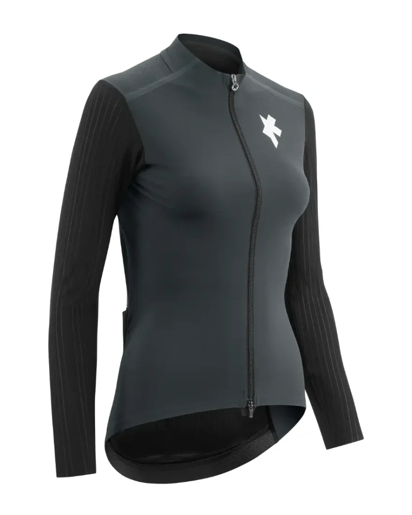 Maillot de ciclismo de manga larga en gris oscuro y negro, con cremallera frontal completa y un logotipo blanco en forma de estrella en el pecho, diseñado para salidas en entretiempo. Con una protección ultraligera inspirada en la tecnología ASSOS EQUIPE ThermoBooster, este maillot garantiza una comodidad óptima en condiciones climáticas variables.