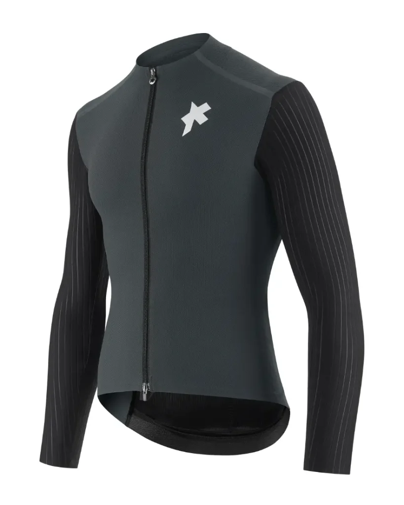 Maillot de ciclismo de manga larga en gris oscuro con rayas finas negras en las mangas, cremallera frontal y logotipo blanco en el lado izquierdo del pecho, diseñado con la tecnología ASSOS EQUIPE ThermoBooster para ofrecer una protección ultraligera, ideal para las salidas en entretiempo.