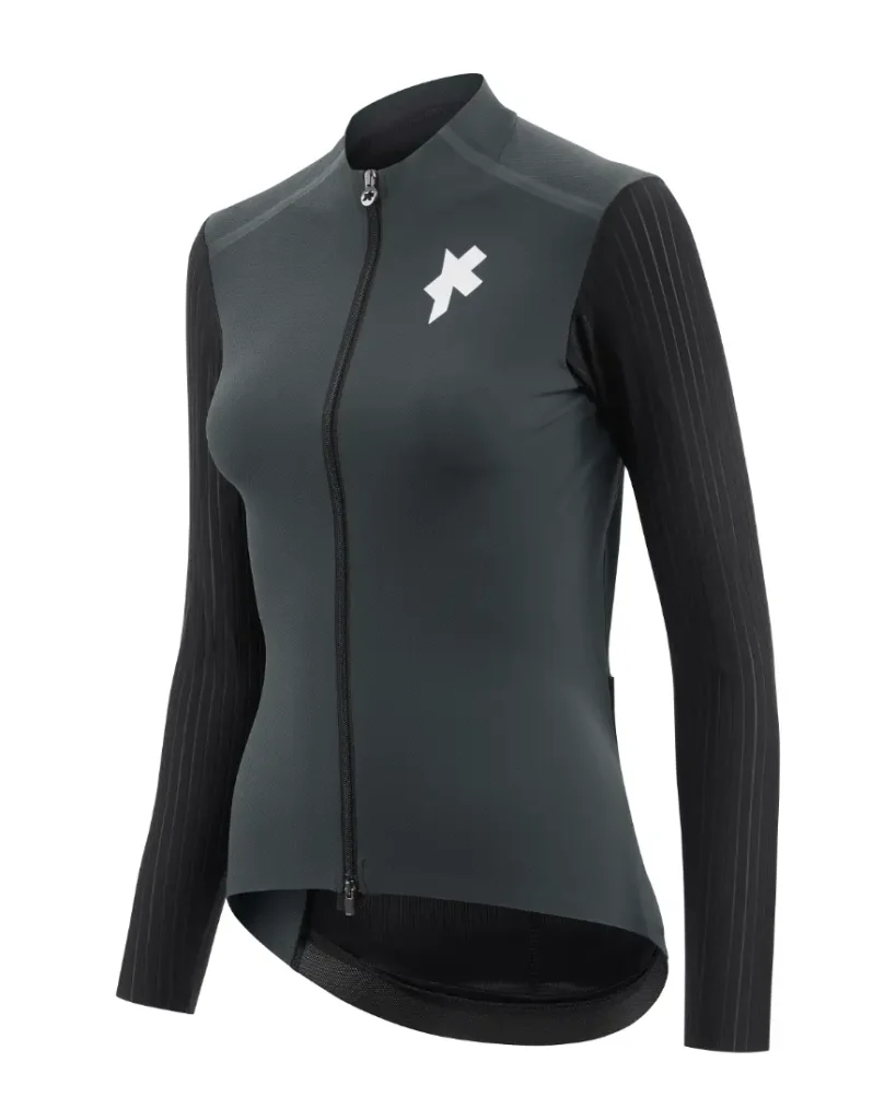 Maillot de ciclismo negro de manga larga con cremallera frontal y un logotipo en forma de cruz blanca en el pecho, presentado en un maniquí. Inspirado en el modelo ASSOS EQUIPE ThermoBooster, esta prenda ofrece una protección ultraligera, lo que la convierte en una opción ideal para las salidas en entretiempo.