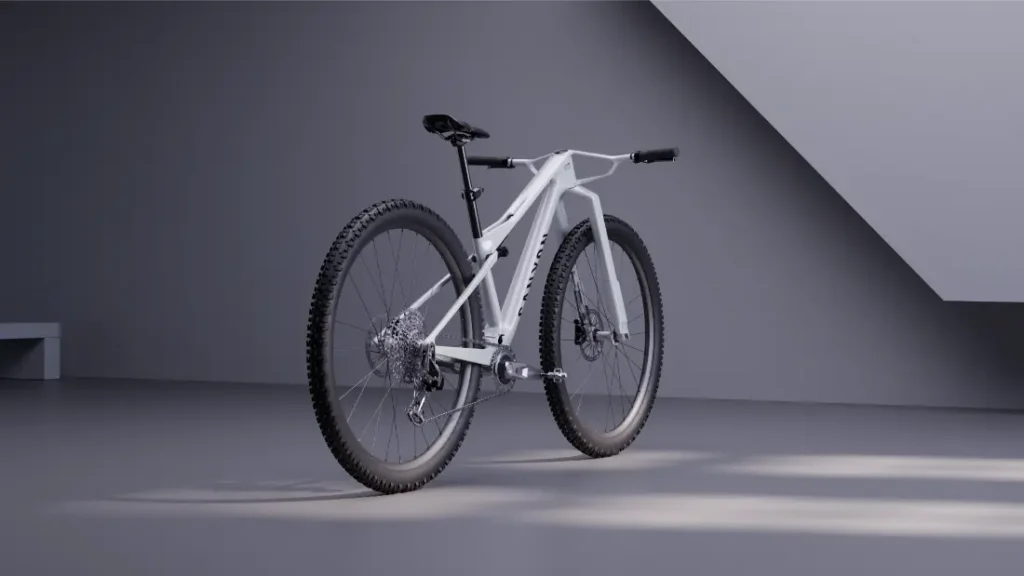Una bicicleta de montaña blanca, moderna y minimalista, con ruedas de 32, se exhibe en un espacio interior bajo una iluminación tenue, sobre un fondo gris liso con sombras geométricas.