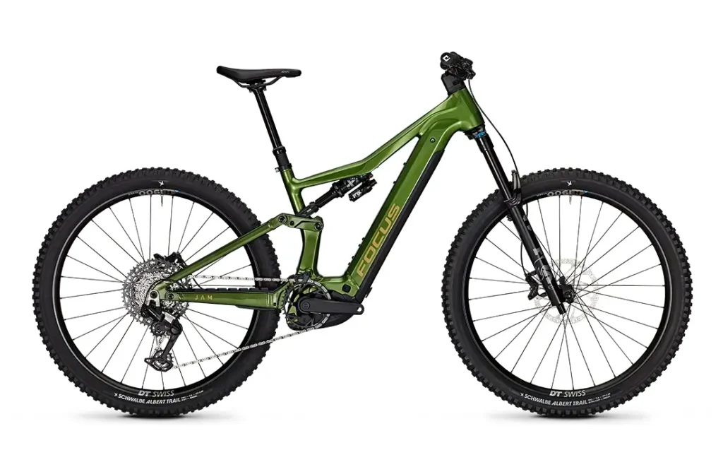 Bicicleta de montaña eléctrica (e-MTB) Green de 2027 con suspensión total, neumáticos anchos, frenos de disco y motor de tracción central, mostrada en una vista lateral sobre un fondo blanco.