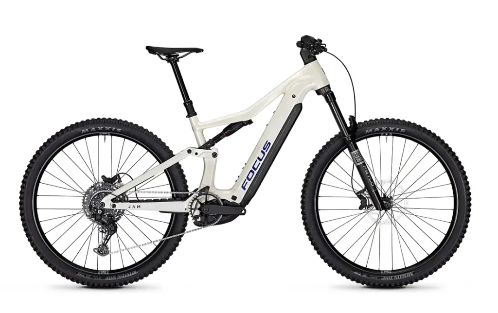 Una bicicleta de montaña blanca con suspensión total, detalles en negro, neumáticos anchos, frenos de disco y el logotipo «FOCUS» en grande en el cuadro —este modelo, posiblemente de la serie FOCUS JAM o FOCUS SAM—, se muestra de perfil sobre un fondo blanco.