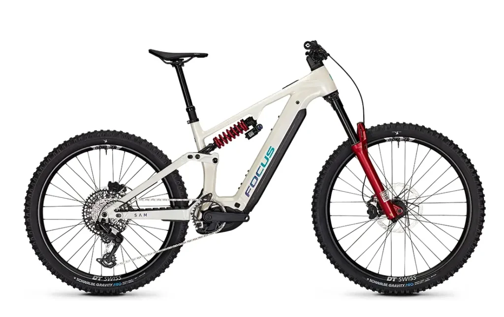 Vista lateral de una bicicleta de montaña de doble suspensión FOCUS JAM, en colores blanco y rojo, con motor eléctrico, un elegante modelo de e-MTB 2027, representada sobre un fondo blanco liso.