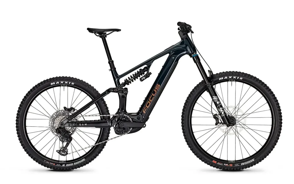 Bicicleta de montaña eléctrica de doble suspensión de color negro, la JAM² e-MTB 2027, equipada con neumáticos grandes de tacos, amortiguadores delanteros y traseros, frenos de disco y un potente motor de tracción central, mostrada de perfil sobre un fondo blanco.