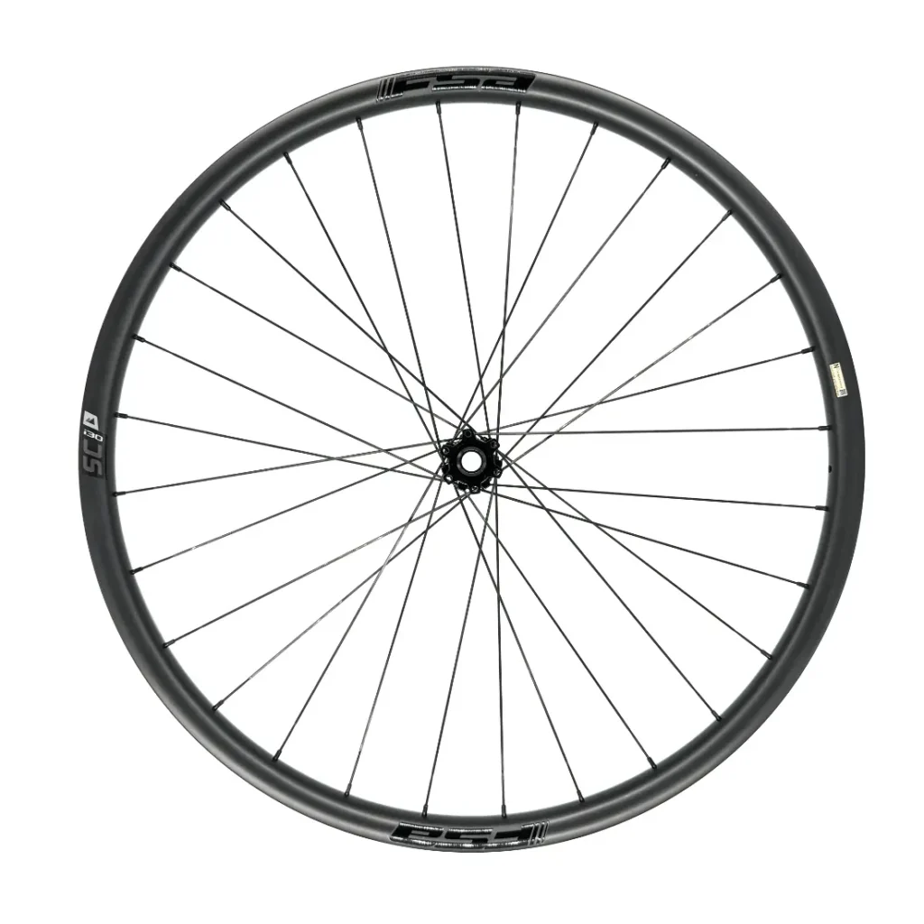 Una rueda de bicicleta negra con radios finos y un buje central, representada sobre un fondo blanco.
