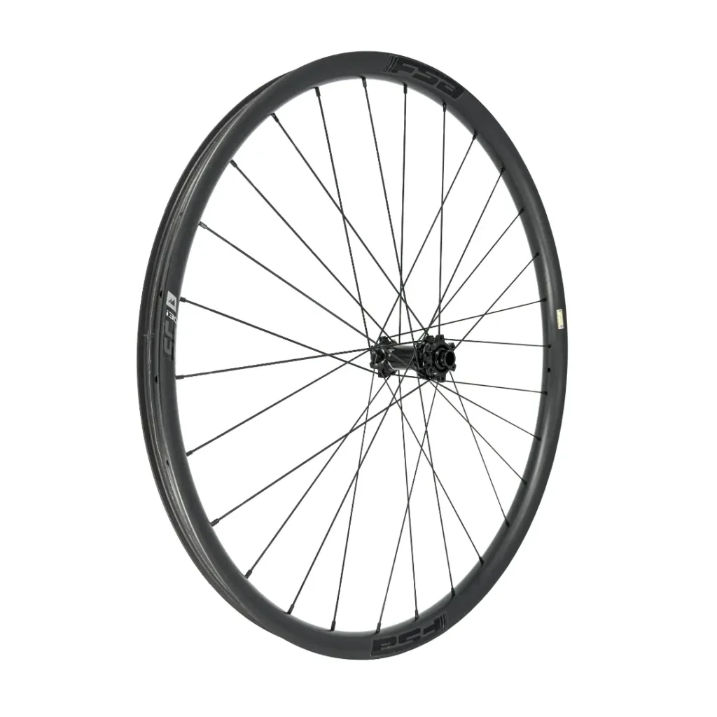 Una rueda de bicicleta negra con radios finos, un buje en el centro y un logotipo discreto alrededor de la llanta, fotografiada sobre un fondo blanco liso.