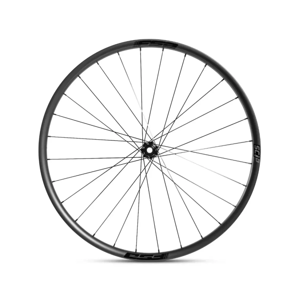 Una rueda de bicicleta negra con radios, vista de perfil sobre un fondo blanco.
