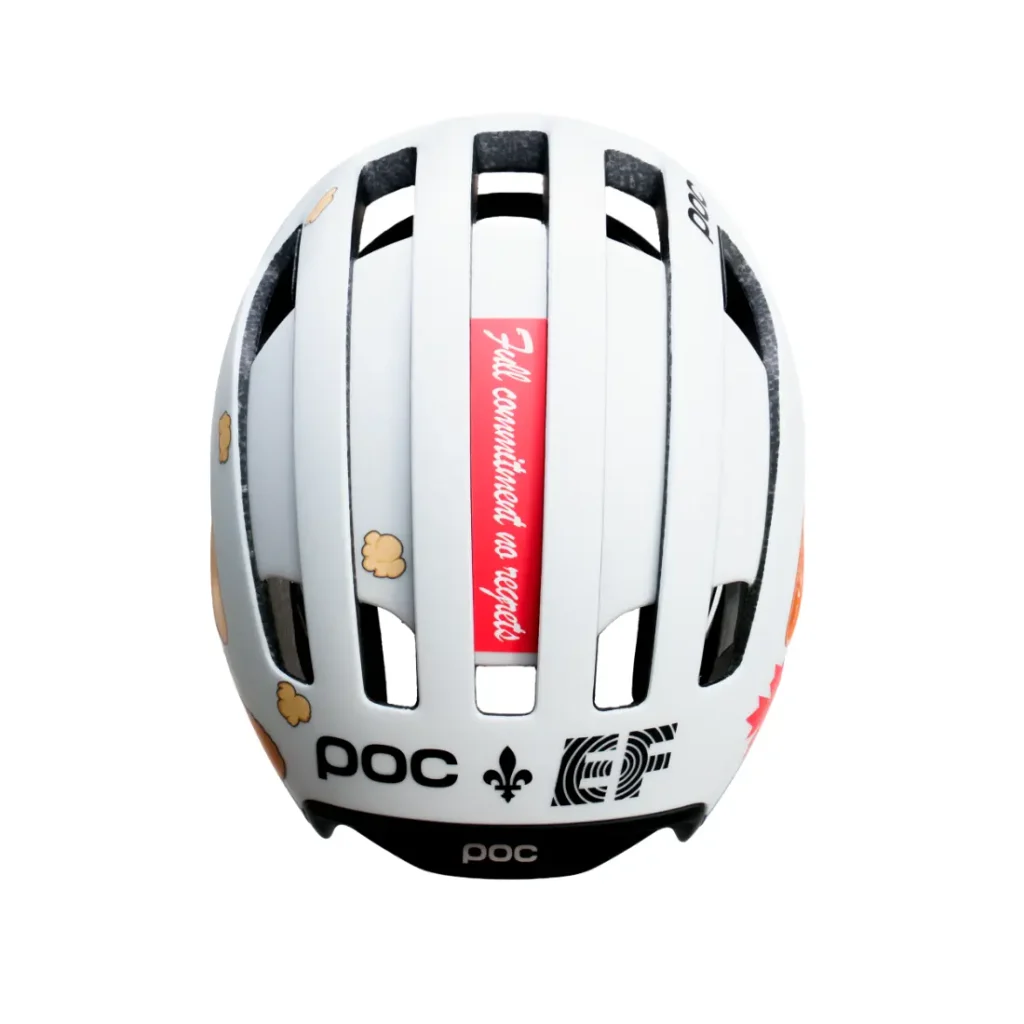 Casco de ciclista blanco con ranuras de ventilación negras, decorado con varias pegatinas, entre ellas «Full commitment no regrets» en una franja roja, y logotipos de marcas como «poc» en la parte trasera.