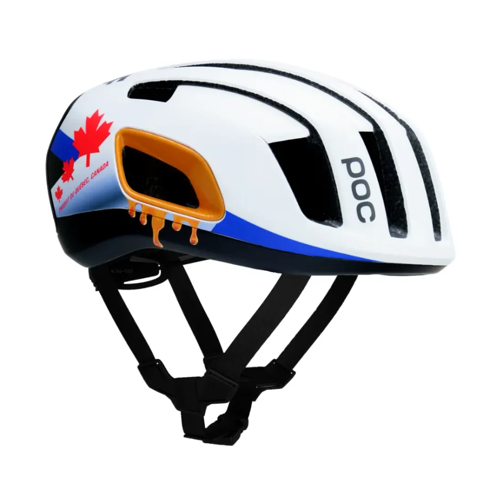 Casco de ciclista blanco con rejillas de ventilación negras, una franja azul y el logotipo «POC»; presenta hojas de arce y un diseño de sirope de arce en el lateral.
