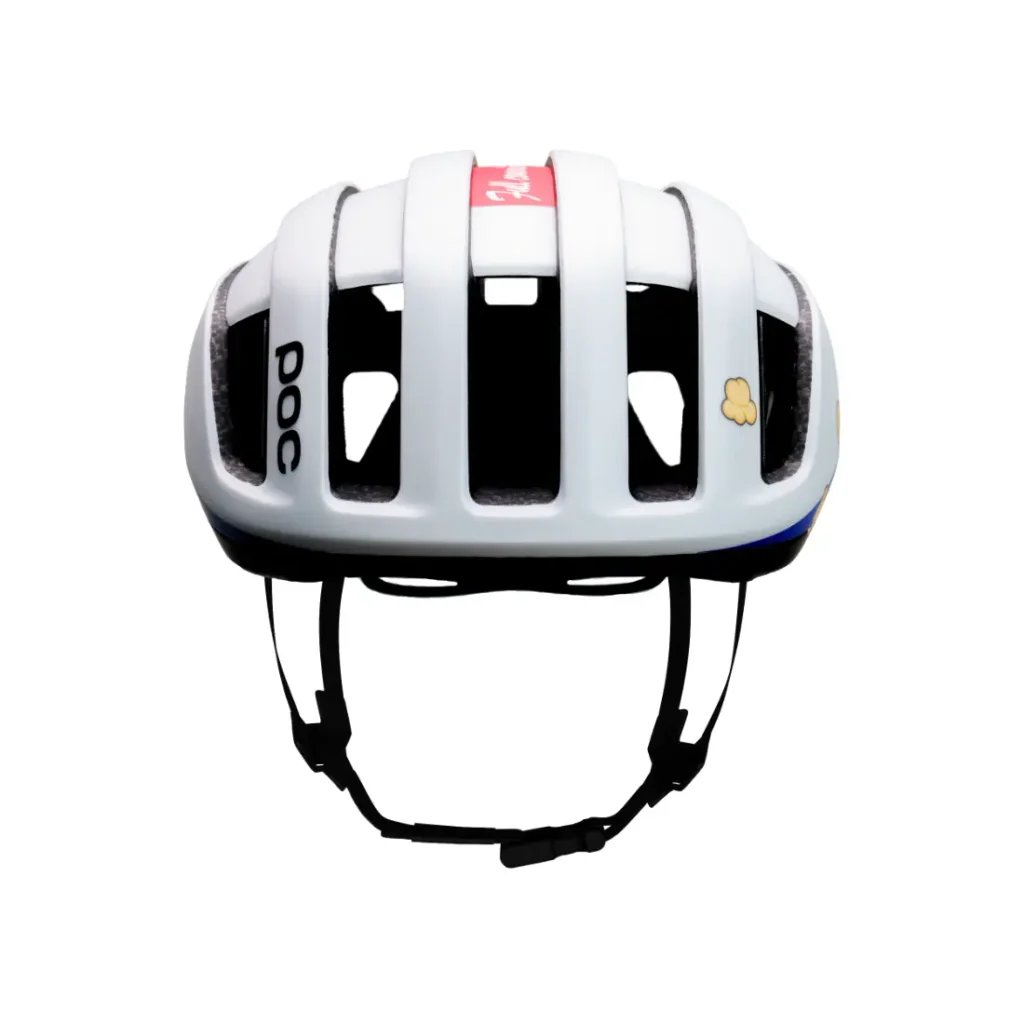 Vista frontal de un casco de bicicleta blanco con amplias rejillas de ventilación, una correa para la barbilla negra y pequeños logotipos, fotografiado sobre un fondo blanco liso.