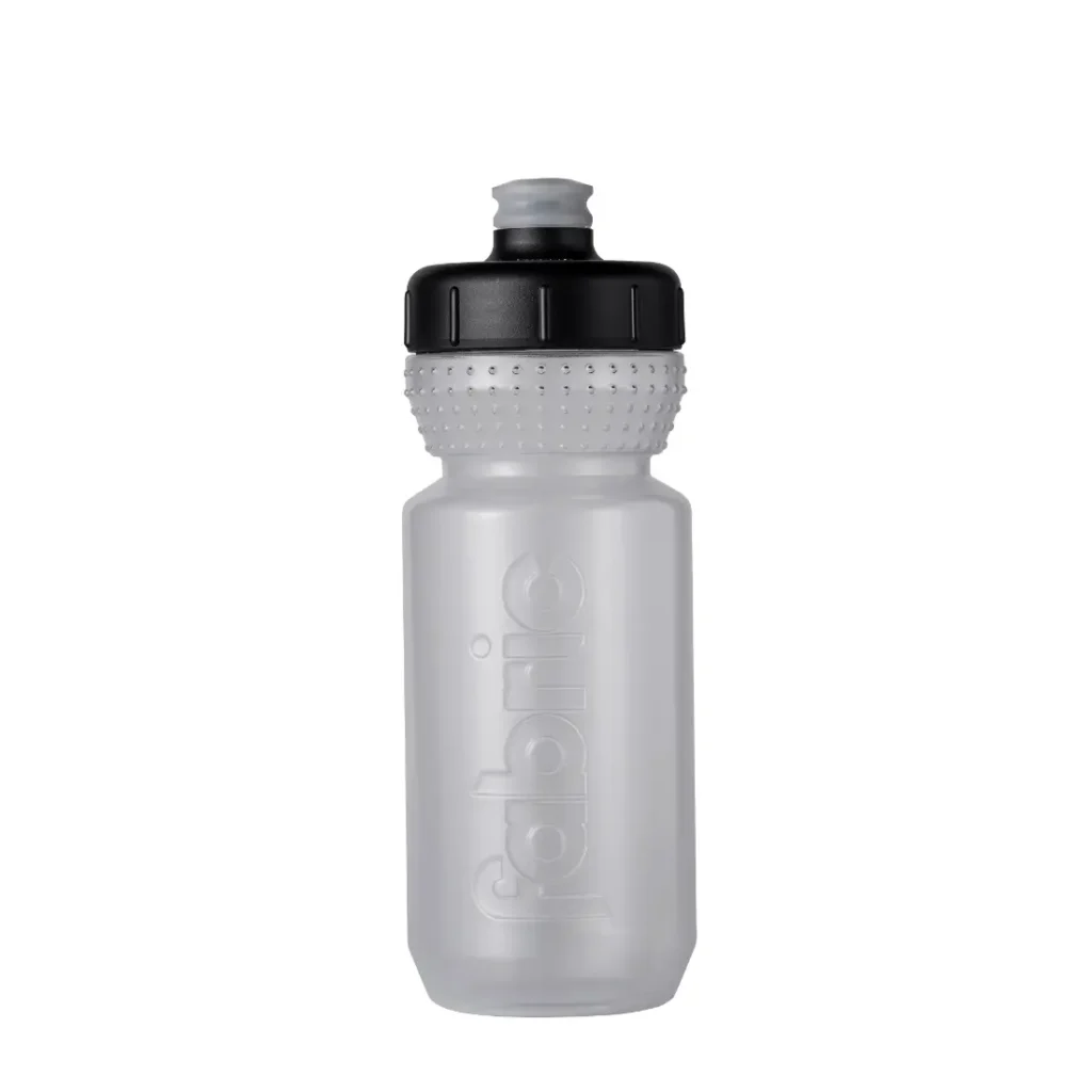 Una botella de agua antimicrobiana de plástico transparente con tapón de rosca negro y agarre texturizado «Fabric Gripper V2», colocada en posición vertical sobre un fondo blanco para una protección permanente.