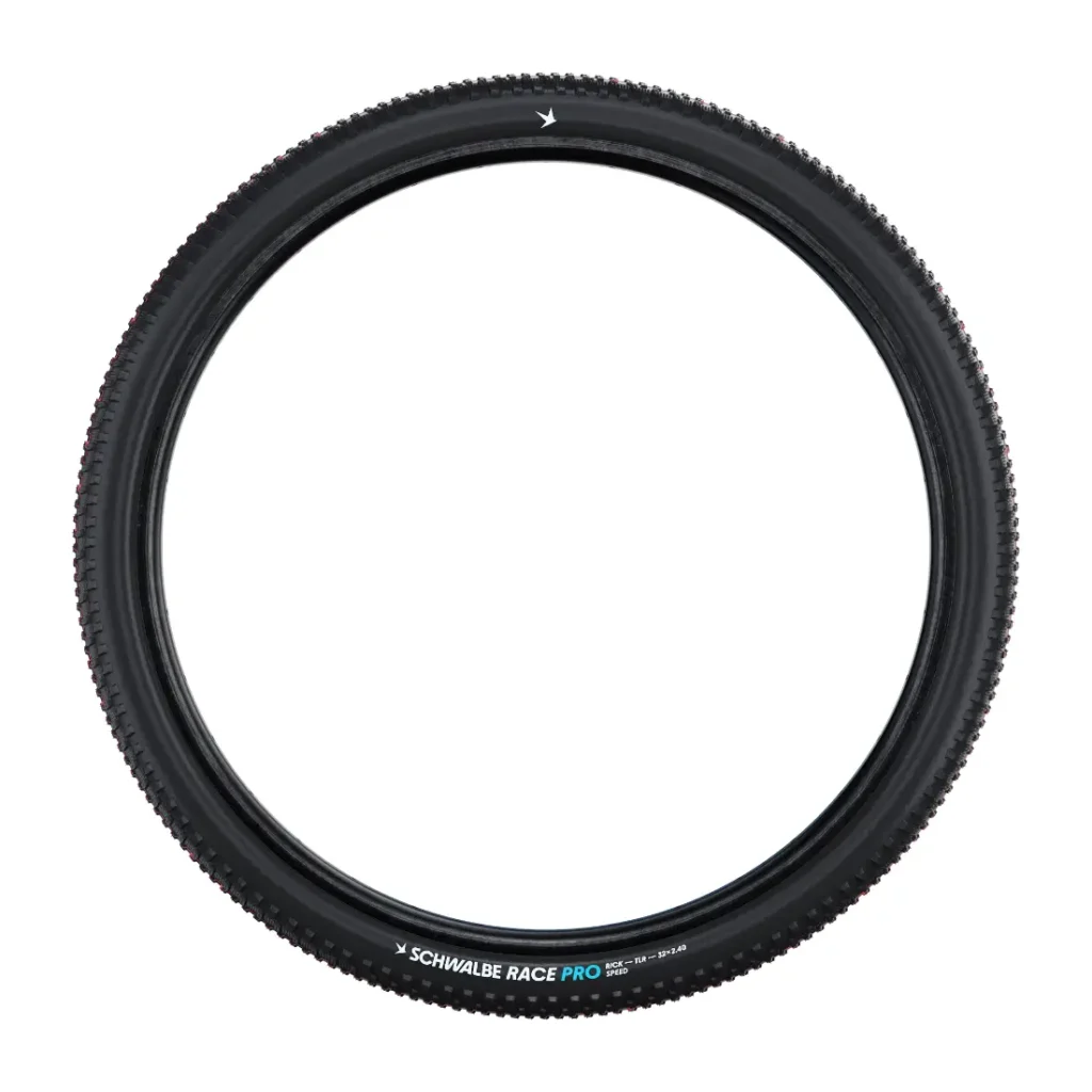 Una cubierta de bicicleta Schwalbe Race Pro negra vista desde arriba, en la que se aprecia su forma circular y su superficie con un dibujo ligero sobre un fondo blanco: una innovación que supone una auténtica revolución en la industria ciclista.