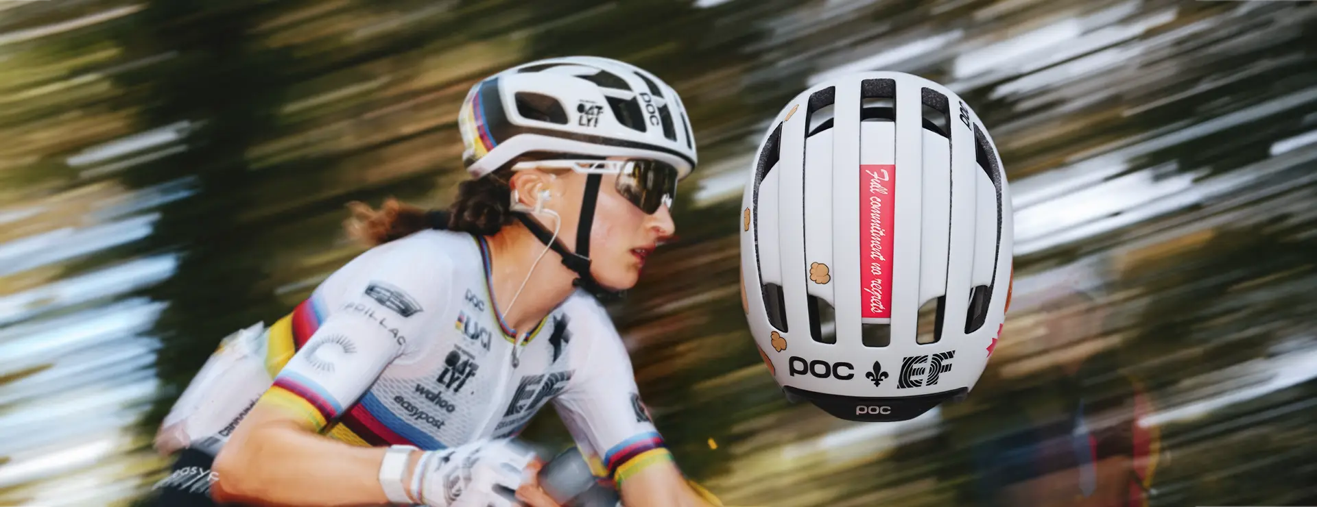Un ciclista que lleva un casco blanco circula a gran velocidad; el casco, en el que se ve una pegatina roja con texto, también aparece en un primer plano aparte.