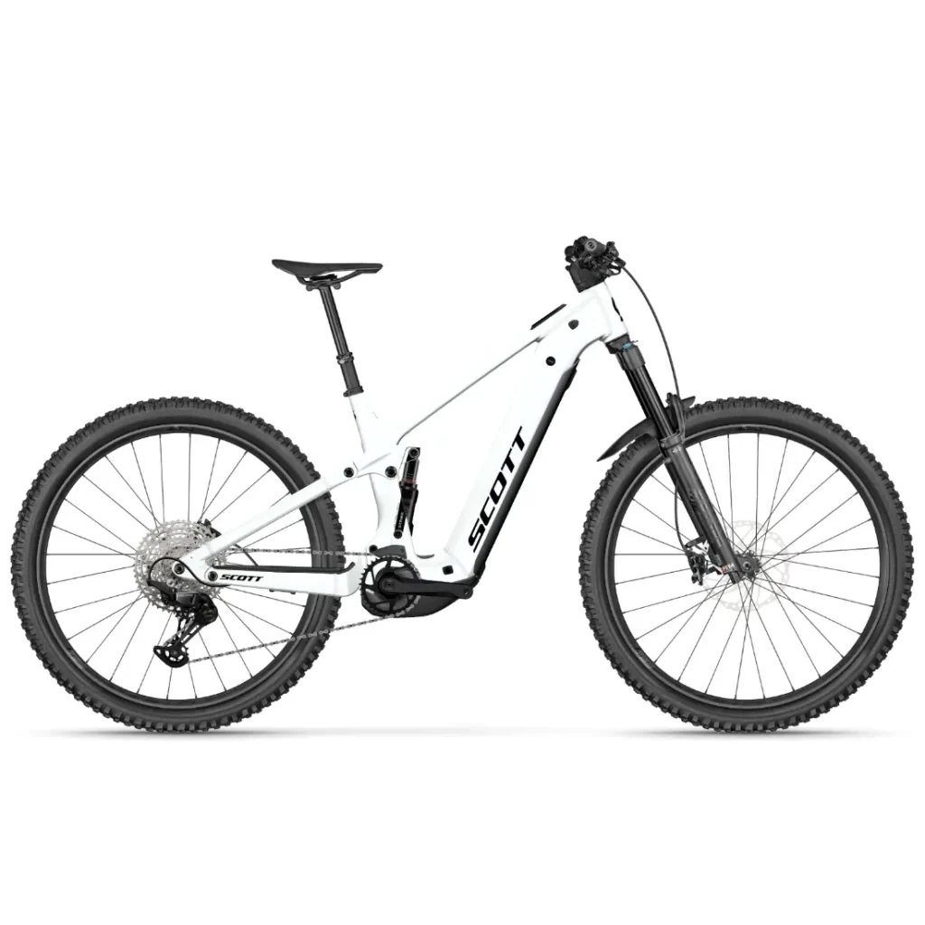 Una bicicleta de montaña eléctrica SCOTT Strike 2027 de color blanco, con suspensión delantera, neumáticos anchos y un sillín negro, ofrece una comodidad y un rendimiento excepcionales gracias a su potente motor Bosch CX. Se muestra sobre un fondo blanco.
