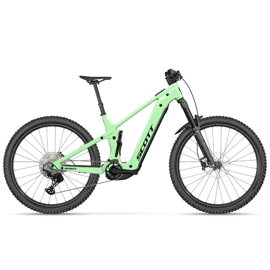 Una bicicleta de montaña eléctrica SCOTT Strike 2027 de color verde menta, equipada con un potente motor Bosch CX, con sillín negro, suspensión delantera y neumáticos anchos con tacos para una comodidad óptima, vista de perfil sobre un fondo blanco.