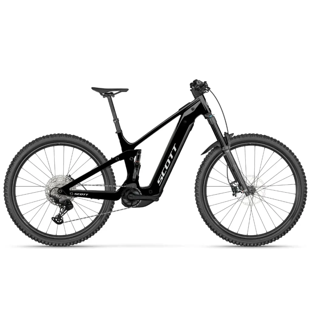 Bicicleta de montaña eléctrica SCOTT Strike 2027 en color negro, con suspensión total, frenos de disco, neumáticos de banda de rodadura gruesa y un motor central Bosch CX para mayor comodidad, fotografiada de perfil sobre un fondo blanco.