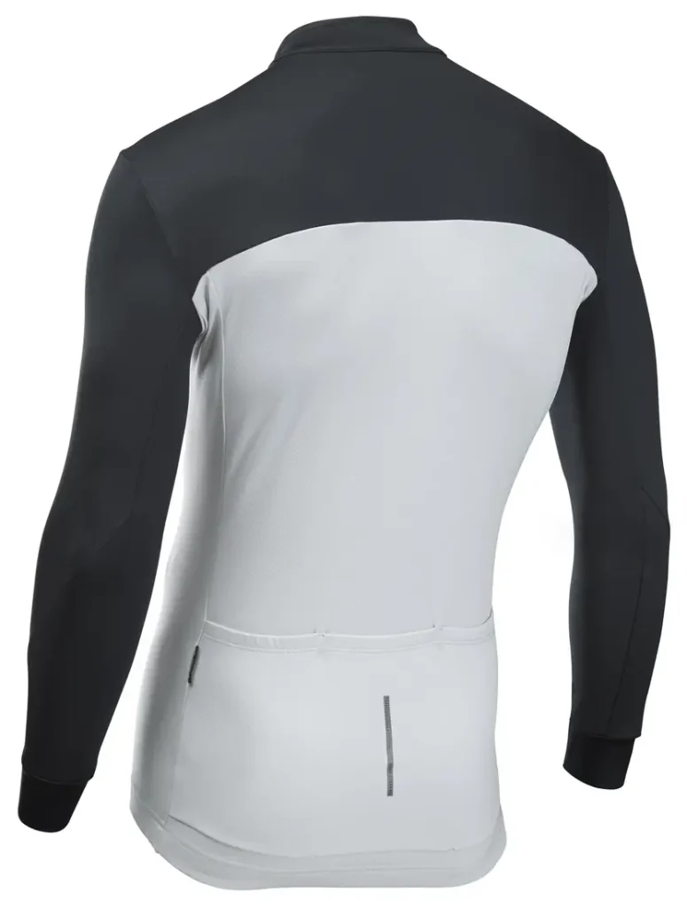 Maillot de ciclismo de manga larga en blanco y negro, visto desde atrás, con tres bolsillos traseros y una banda reflectante cerca del bajo.