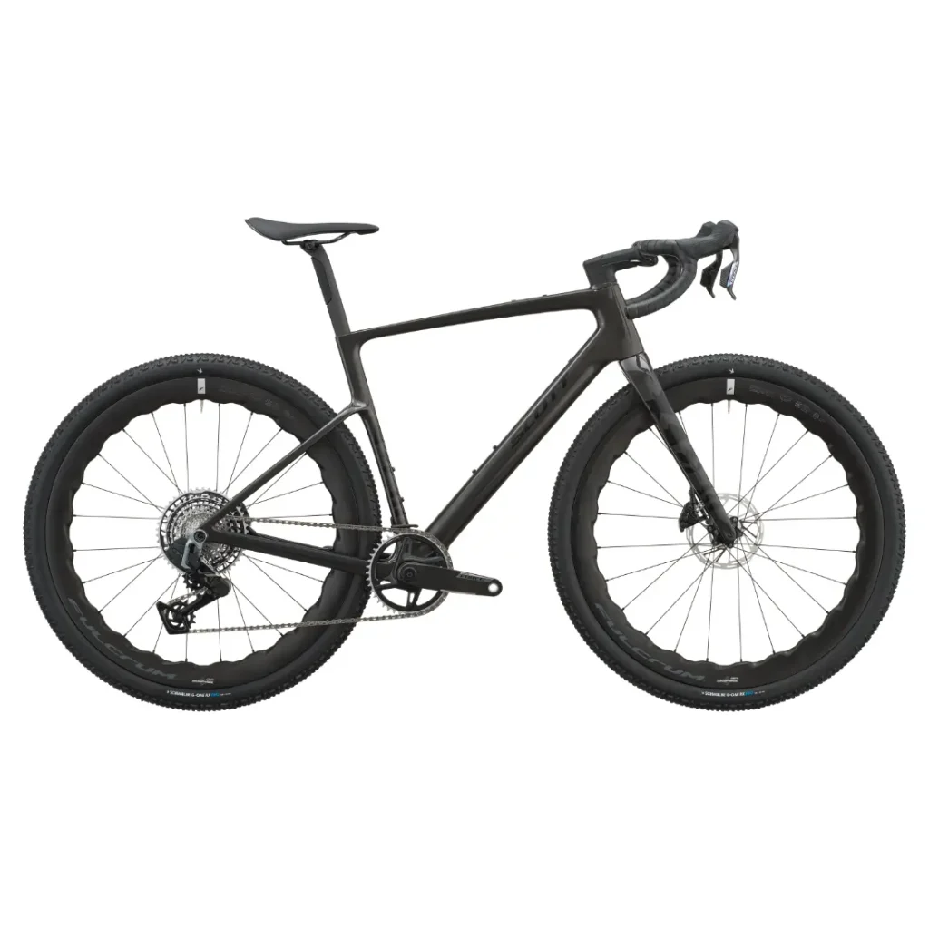 La SCOTT Addict Gravel 2027, una bicicleta de gravel de fibra de carbono negra con manillar de carretera, frenos de disco, neumáticos anchos y un cuadro aerodinámico, está diseñada para ofrecer comodidad en cualquier terreno. Se muestra en vista de perfil sobre un fondo blanco.