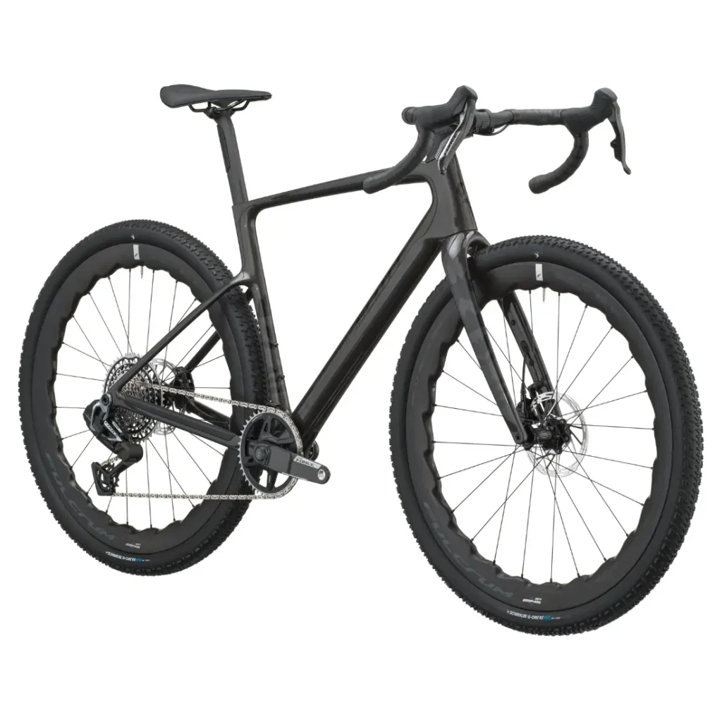 La SCOTT Addict Gravel 2027 es una bicicleta gravel polivalente de color negro que cuenta con manillar de carretera, frenos de disco, un cuadro ligero de carbono, neumáticos anchos con tacos y un único plato delantero, y que aparece en la imagen sobre un fondo blanco impecable.