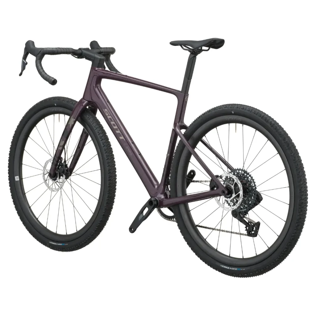 Una SCOTT Addict Gravel 2027 de color morado oscuro, una cómoda bicicleta de gravel con manillar de carretera, frenos de disco y neumáticos con tacos, aparece sobre un fondo blanco.