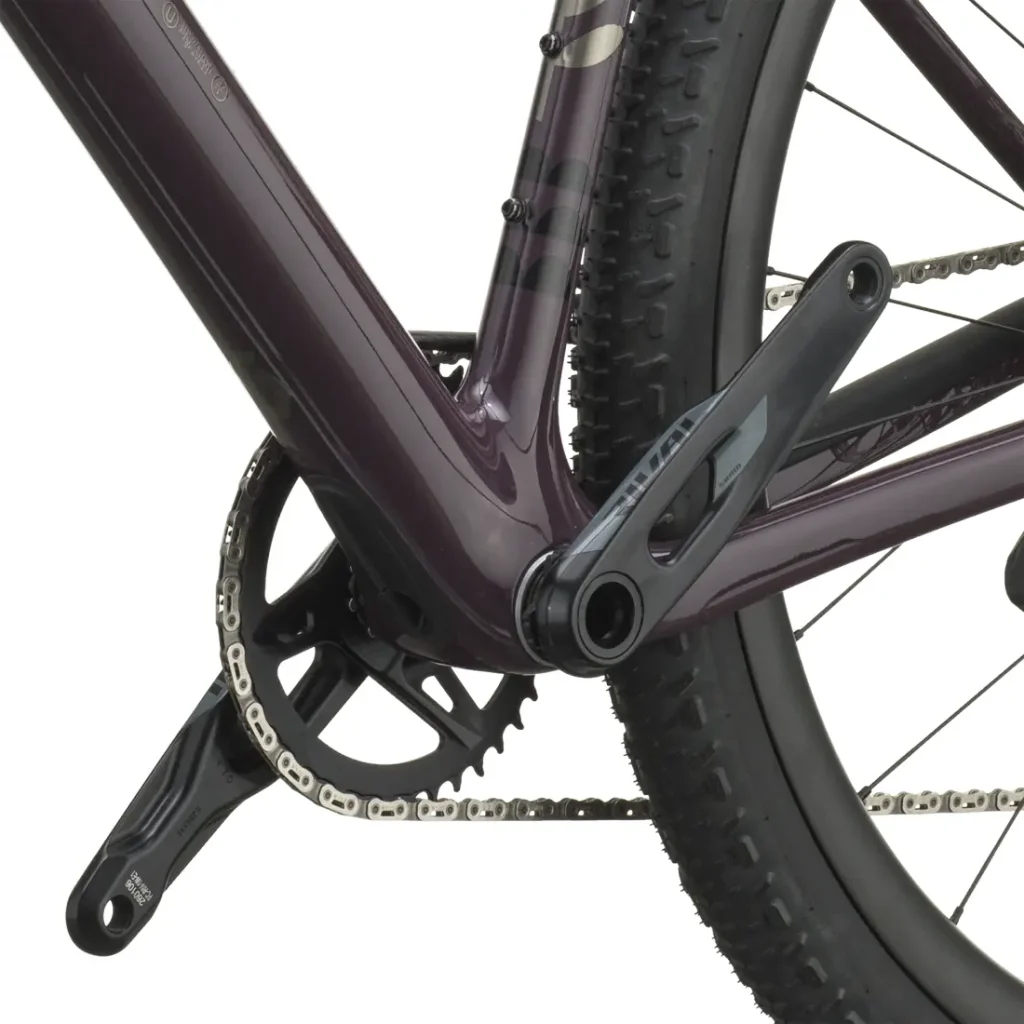 Primer plano del juego de bielas, el plato y la rueda trasera de una bicicleta gravel, la SCOTT Addict Gravel 2027, en el que se muestran con detalle los componentes polivalentes de la transmisión y el cuadro.