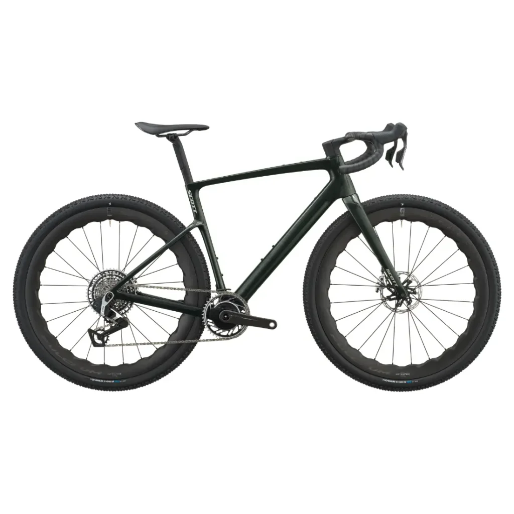 Una bicicleta gravel SCOTT Addict Gravel 2027 de color negro, con manillar de carretera, frenos de disco y neumáticos gruesos con tacos, fotografiada de perfil sobre un fondo blanco. Esta bicicleta polivalente está diseñada para ofrecer versatilidad en una gran variedad de terrenos.