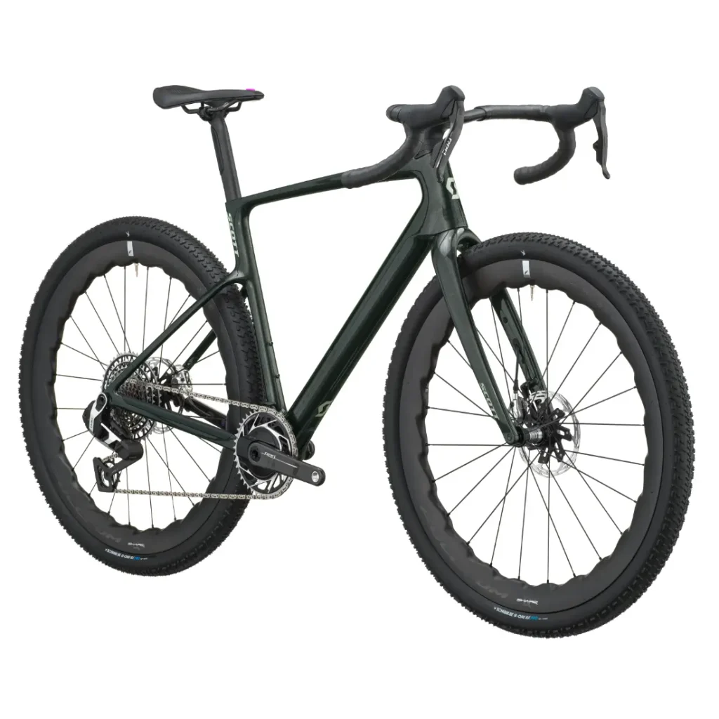 Se muestra una SCOTT Addict Gravel 2027 negra sobre un fondo blanco: una bicicleta gravel con manillar de carretera, frenos de disco y neumáticos anchos con dibujo, diseñada para una conducción cómoda por cualquier terreno.