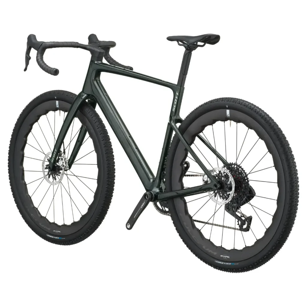 Una cómoda bicicleta gravel SCOTT Addict Gravel 2027 de color negro, con manillar curvo, frenos de disco y neumáticos anchos con tacos, vista lateral sobre un fondo blanco.
