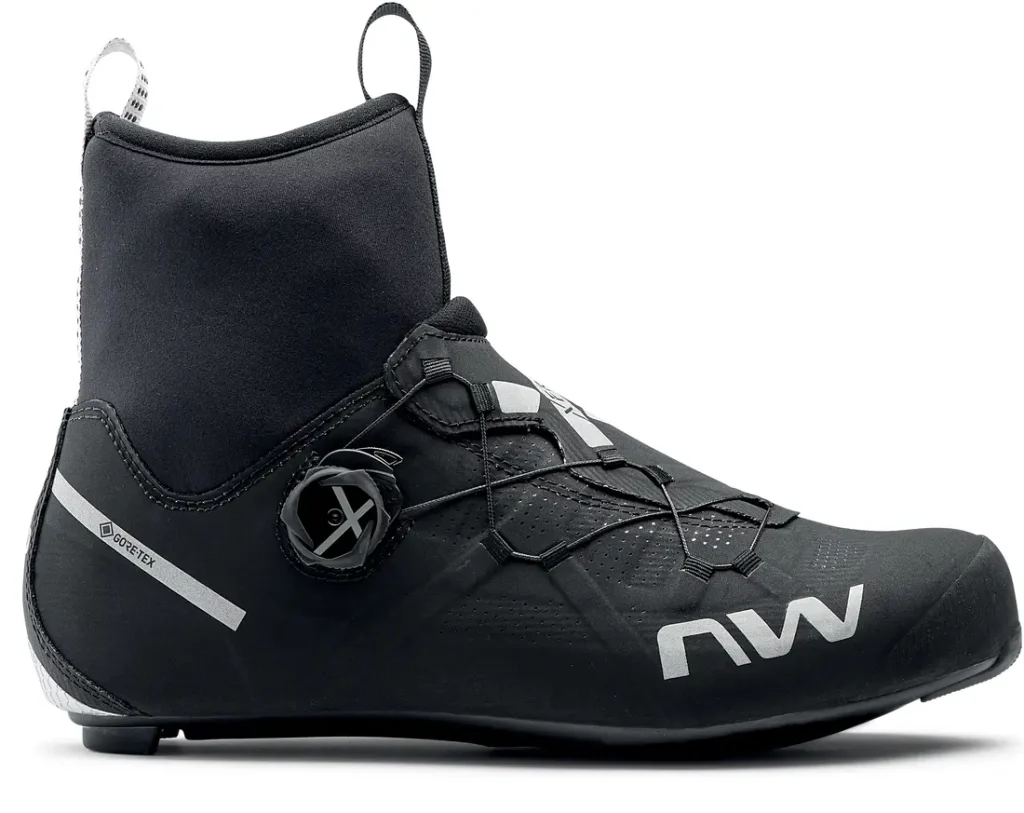 Zapatilla de ciclismo Northwave negra con caña alta, cierre BOA y forro de Gore-Tex, mostrada de perfil sobre un fondo blanco.