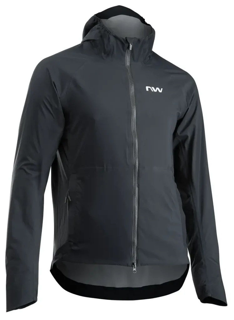 Una chaqueta negra con capucha, cremallera frontal, bolsillos laterales y el logotipo «NW» en el lado izquierdo del pecho, sobre un fondo blanco liso.