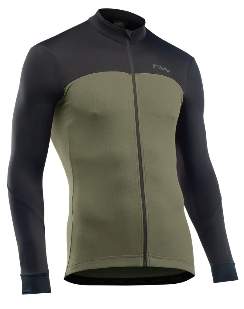Un maillot de ciclismo de manga larga en color verde oliva con hombros y mangas negros, que cuenta con una cremallera frontal completa y un pequeño logotipo en la parte superior izquierda del pecho.