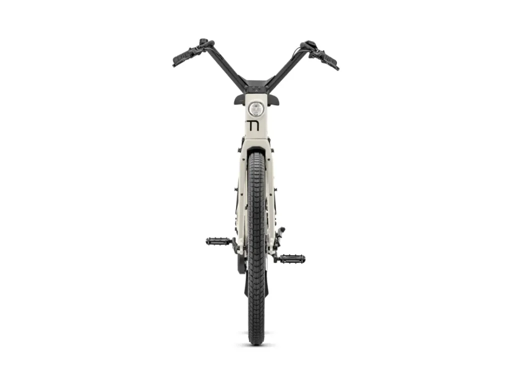 Vista frontal de una moderna bicicleta eléctrica Moustache Lundi 27 con manillar ancho, faro central y neumáticos gruesos —perfecta para moverse por la ciudad— expuesta sobre un fondo blanco liso.