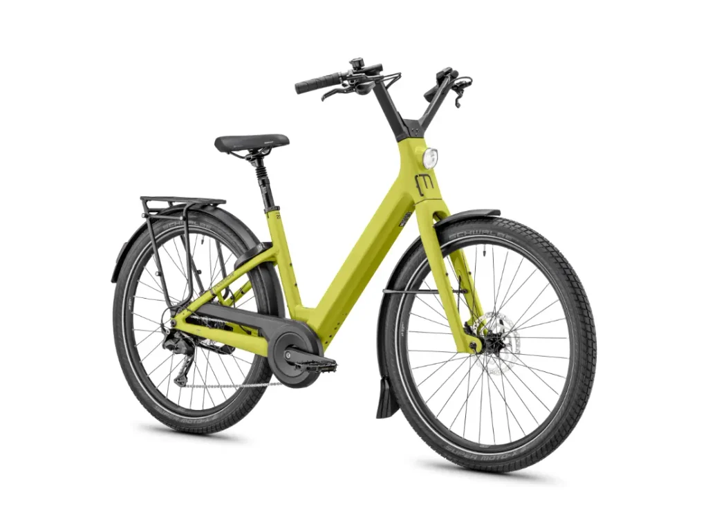 Una bicicleta eléctrica Moustache Lundi 27 de color verde lima, con cuadro de acceso fácil, guardabarros delanteros y traseros, portaequipajes trasero y faro delantero, vista de perfil sobre un fondo blanco: perfecta para moverse por la ciudad con estilo y comodidad.