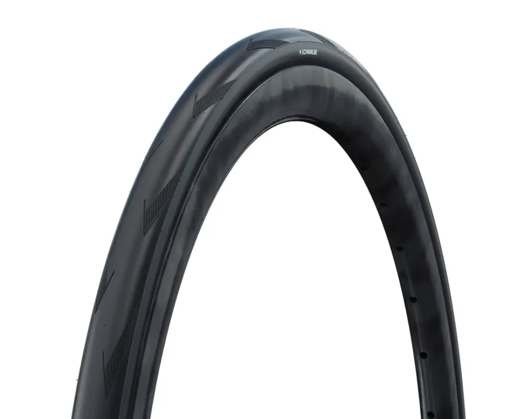 Primer plano de una cubierta de bicicleta Schwalbe Pro One negra con un dibujo mínimo de la banda de rodadura, mostrada sobre un fondo blanco; ideal para su uso como cubierta delantera o trasera Aero.