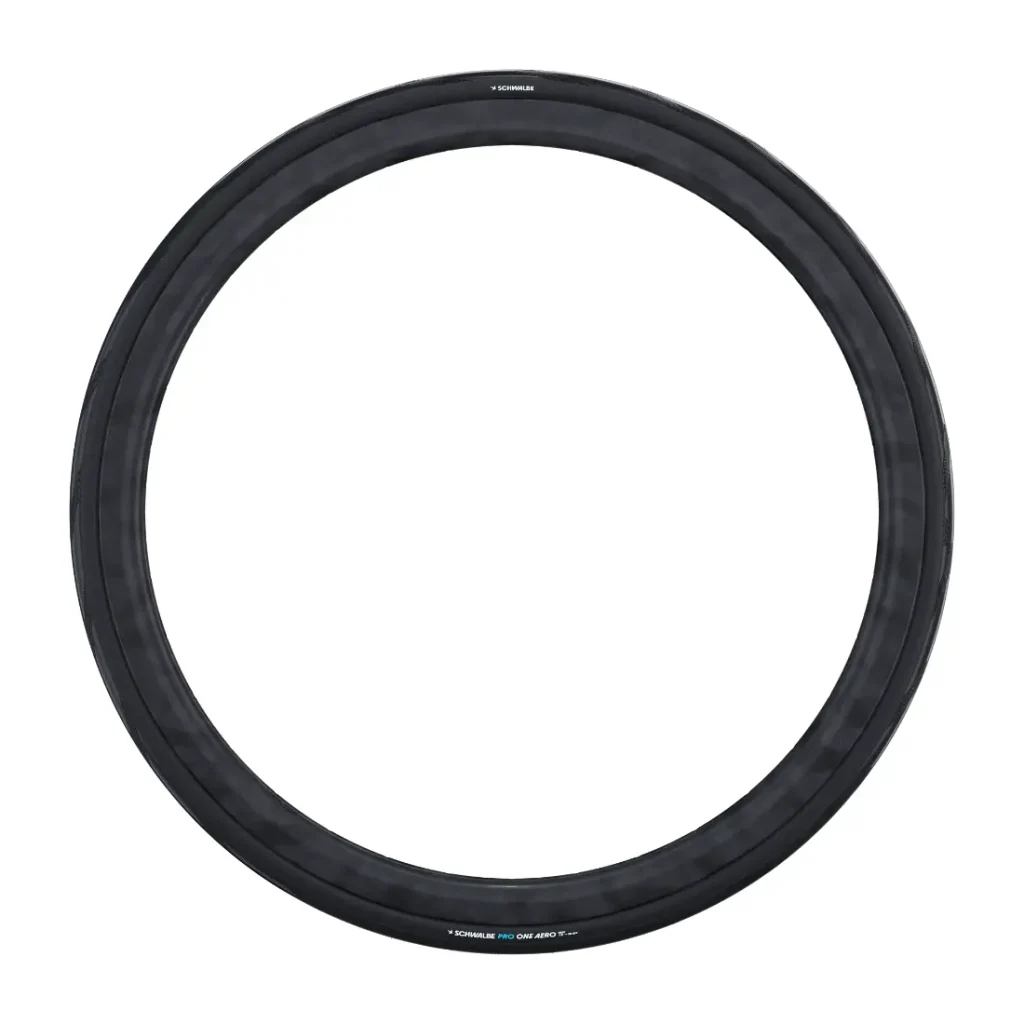 Se muestra una sola rueda de bicicleta Schwalbe Pro One negra, ideal para utilizarla como rueda trasera o como rueda delantera aerodinámica, sobre un fondo blanco.