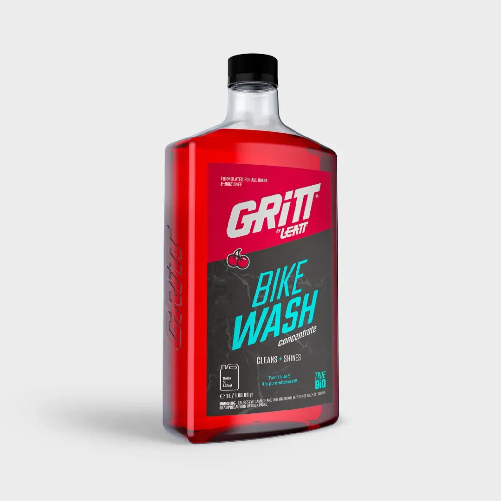 Una botella de limpiador concentrado para bicicletas Gritt con un líquido rojo y un tapón negro.