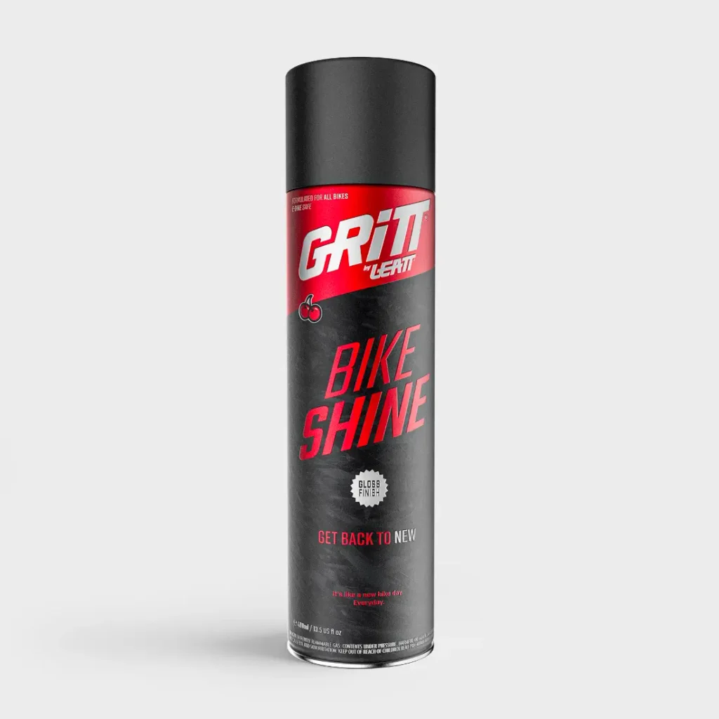 Un bote de spray en aerosol «Grit Bike Shine» con una etiqueta negra y roja.
