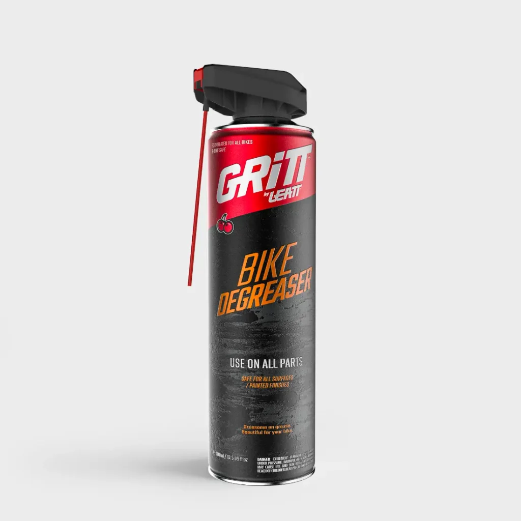 Una lata de aerosol alta de desengrasante para bicicletas «Grit» de Leatt, con una etiqueta negra y roja.