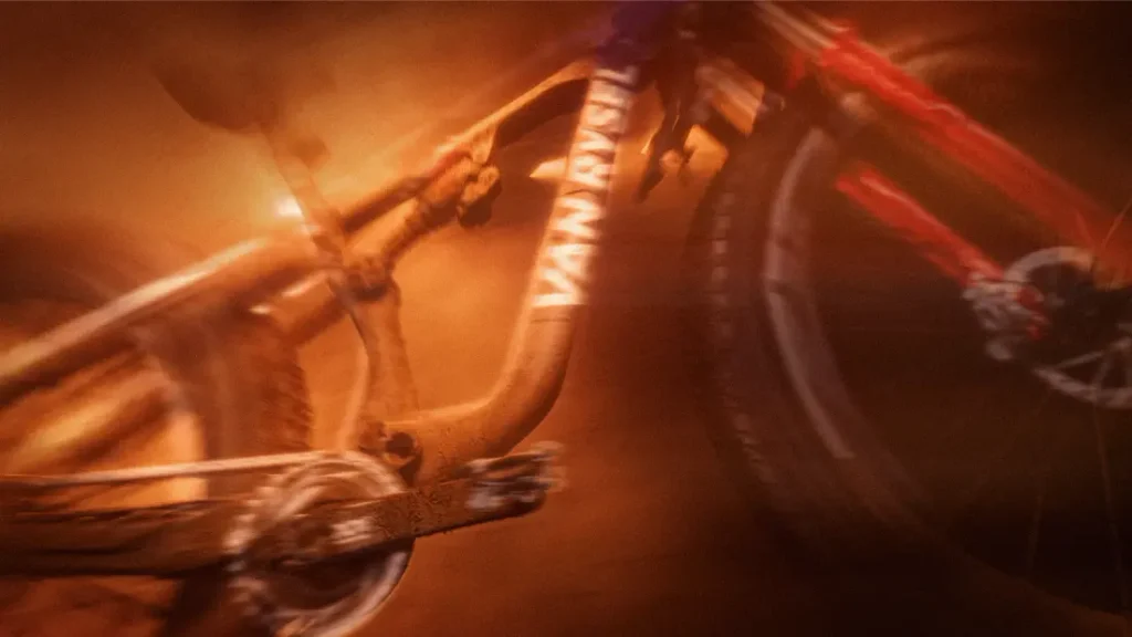 Un cuadro de bicicleta de montaña Van Rysel en movimiento, captado con un efecto de desenfoque de movimiento.