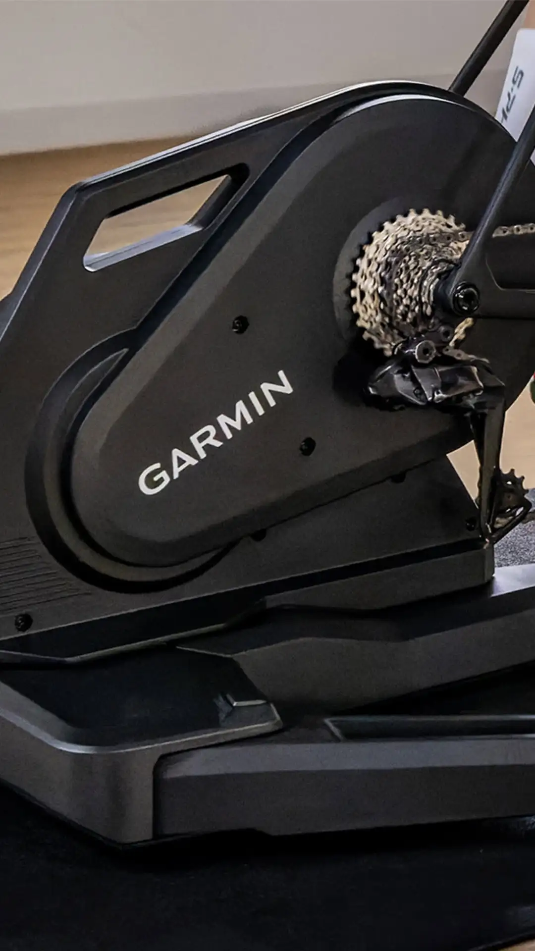 Rodillo de entrenamiento inteligente Garmin negro con transmisión de bicicleta integrada.