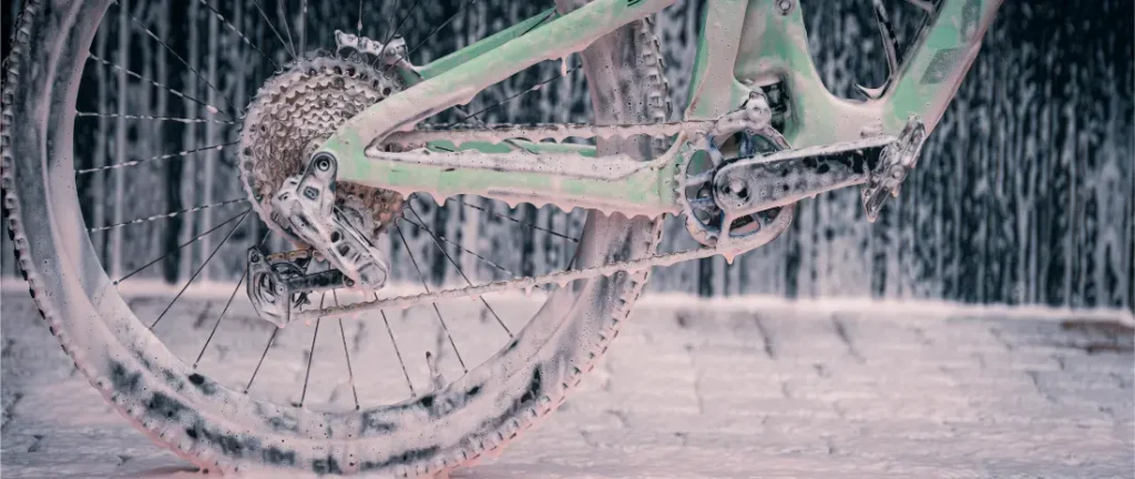 Una bicicleta de montaña cubierta de espuma de limpieza espesa.
