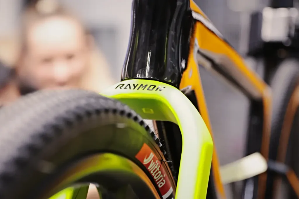 Primer plano de una horquilla prototipo de bicicleta de gravel de RAYMON y una rueda delantera con un neumático Vittoria.