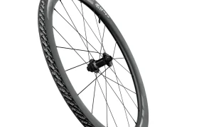 Se muestra una rueda de bicicleta Zipp 404 S, con una llanta profunda de fibra de carbono, radios negros y un buje central, sobre un fondo blanco, diseñada para potenciar la velocidad en cada salida.