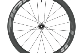 Una rueda de bicicleta Zipp 404 S de carbono con llanta de perfil alto, radios negros y el logotipo de Zipp visible en la llanta: perfecta para ciclistas que buscan velocidad y un rendimiento de primera categoría. Consulta el precio para obtener más información.