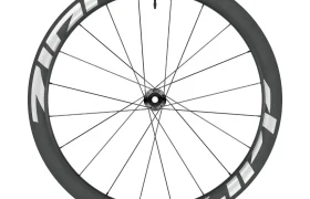 Una rueda de bicicleta Zipp 404 S de carbono con radios negros y logotipo blanco, mostrada de perfil sobre un fondo liso, diseñada para alcanzar la máxima velocidad y ofrecer un rendimiento de primera calidad a un precio asequible.